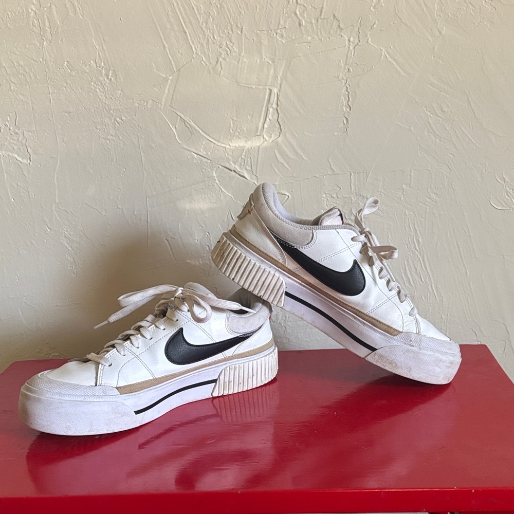 Nike Women's Court Legacy Lift Platform Sneaker 9.5/41